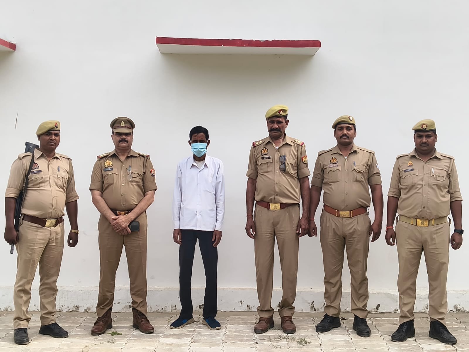 सिद्धार्थनगर के थाना उसका बाजार पुलिस व जनपदीय एंटी थेफ्ट की संयुक्त टीम द्वारा हत्या के प्रयास के आरोपी को गिरफ्तार किया गया ।